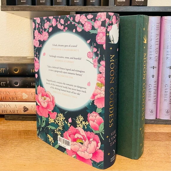 Waterstones Exclusive Signed Edition Daughter of the Moon Goddess - Picture 7 of 10